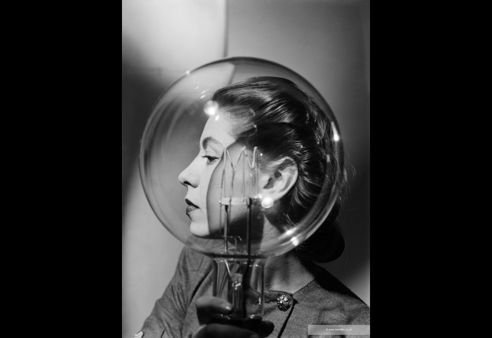 Lee Miller — Modèle avec ampoule, c. 1943, © Lee Miller Archives